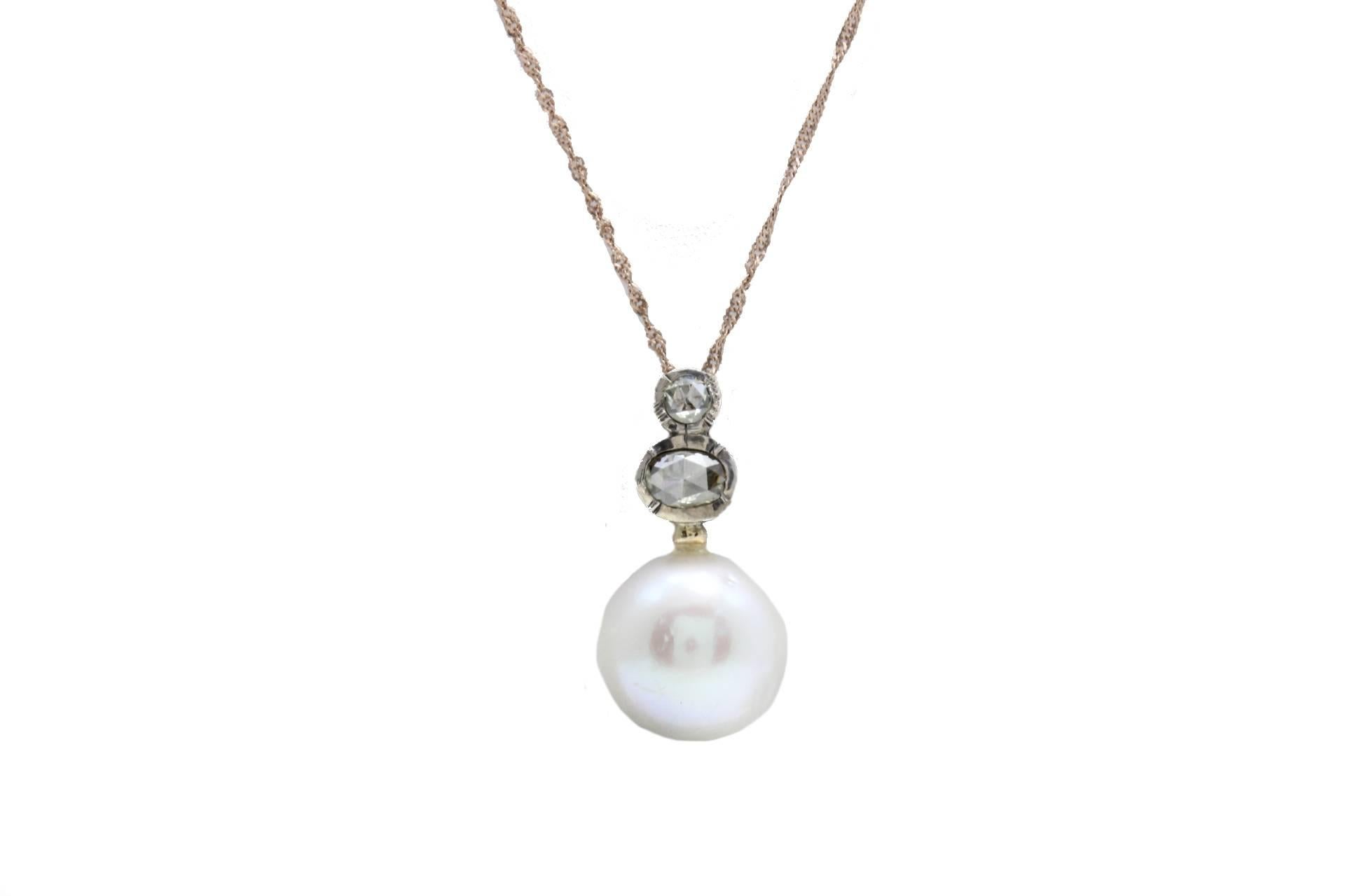 Graceful pendant necklace in 9Kt yellow gold composed of a large pearl on the bottom of two encrusted diamonds in silver and gold and a gold chain.
diamonds 1.12kt
pearl 22.62gr- Diameter 15 mm
Lenght Pendant 2.9 cm
tot weight 8.1gr
r.f.  ffga

For