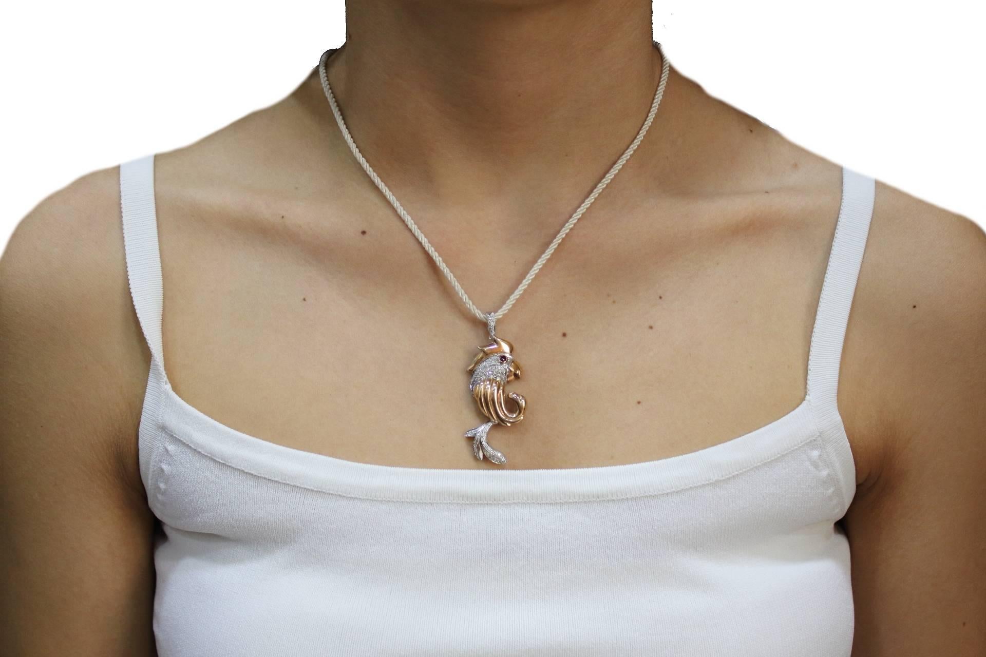 Collana con ciondolo a forma di pappagallo in oro rosa e rubino con diamanti In condizioni buone in vendita a Marcianise, Marcianise (CE)