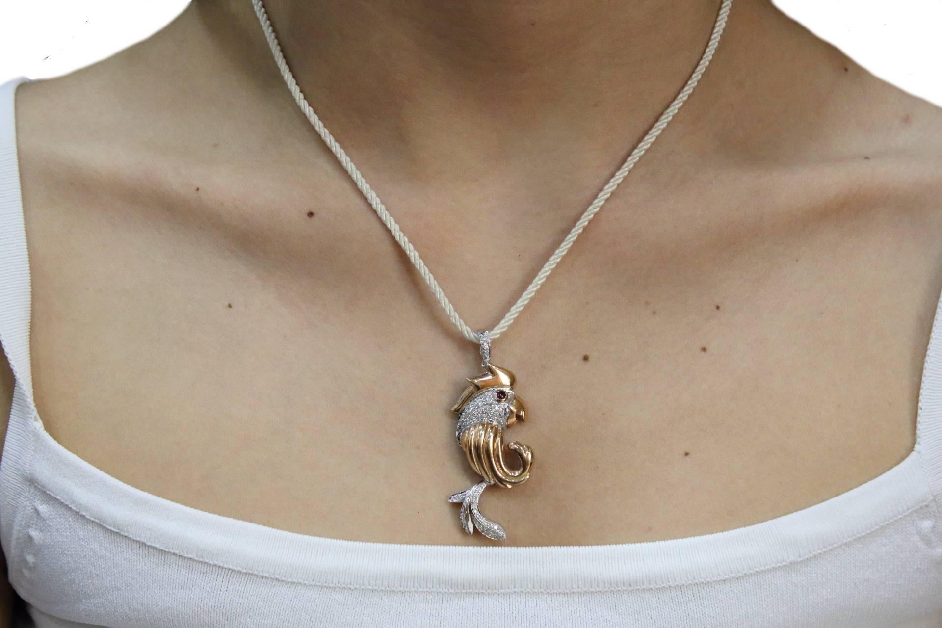 Donna Collana con ciondolo a forma di pappagallo in oro rosa e rubino con diamanti in vendita