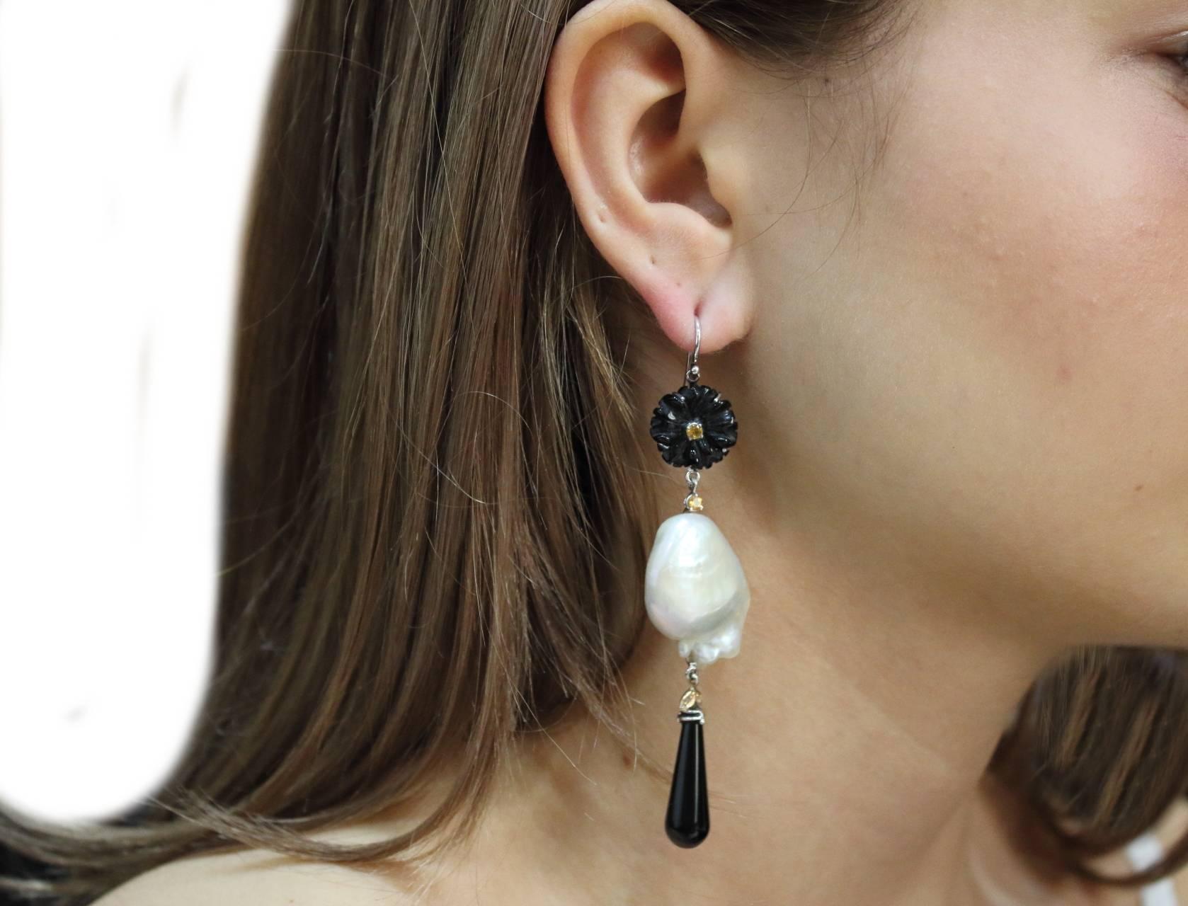 Gold Diamond Sapphire Onyx Baroque Pearl Earrings In Good Condition In Marcianise, Marcianise (CE)