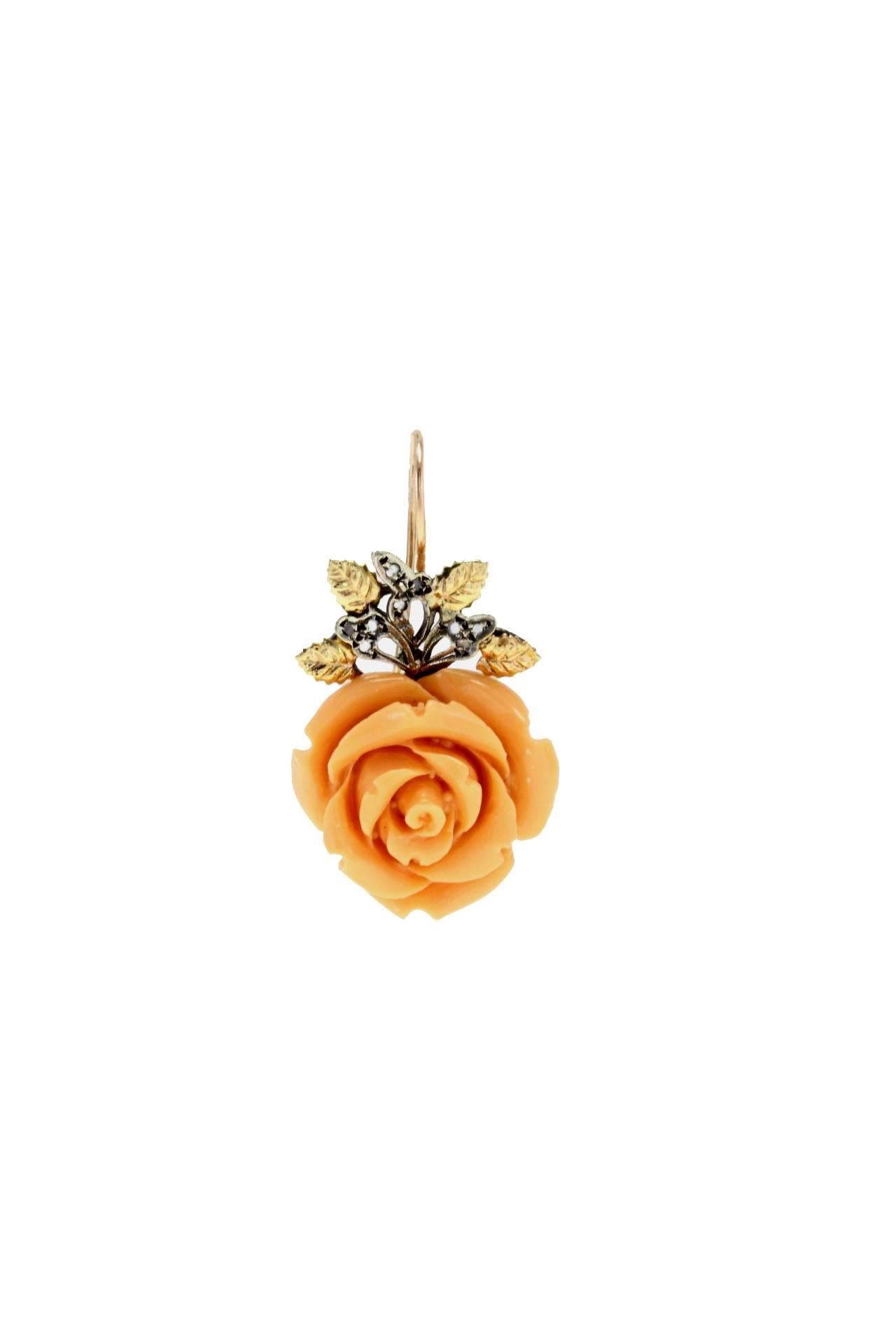 Rose shaped coral with pasta dangle earrings embellished with 9kt yellow gold and silver leaves covered in diamonds.

diamonds 0.14kt
tot weight 12.4gr
r.f.  iga