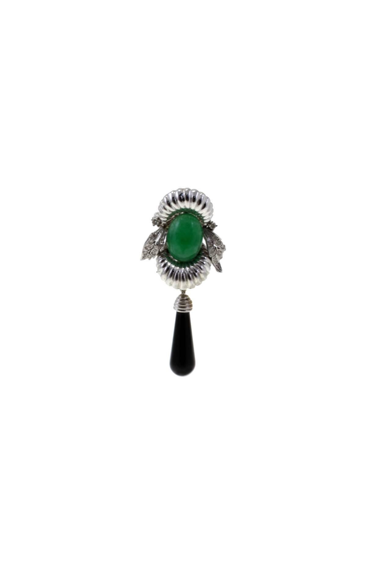 Green stone dangle earrings in 18kt white gold embellished with gold-carved leaves covered in diamonds and a onyx drop on the bottom.
diamonds 0.63k
tot weight 24.6gr
r.f. uiga 

For any inquiries,please contact the seller through the message center.