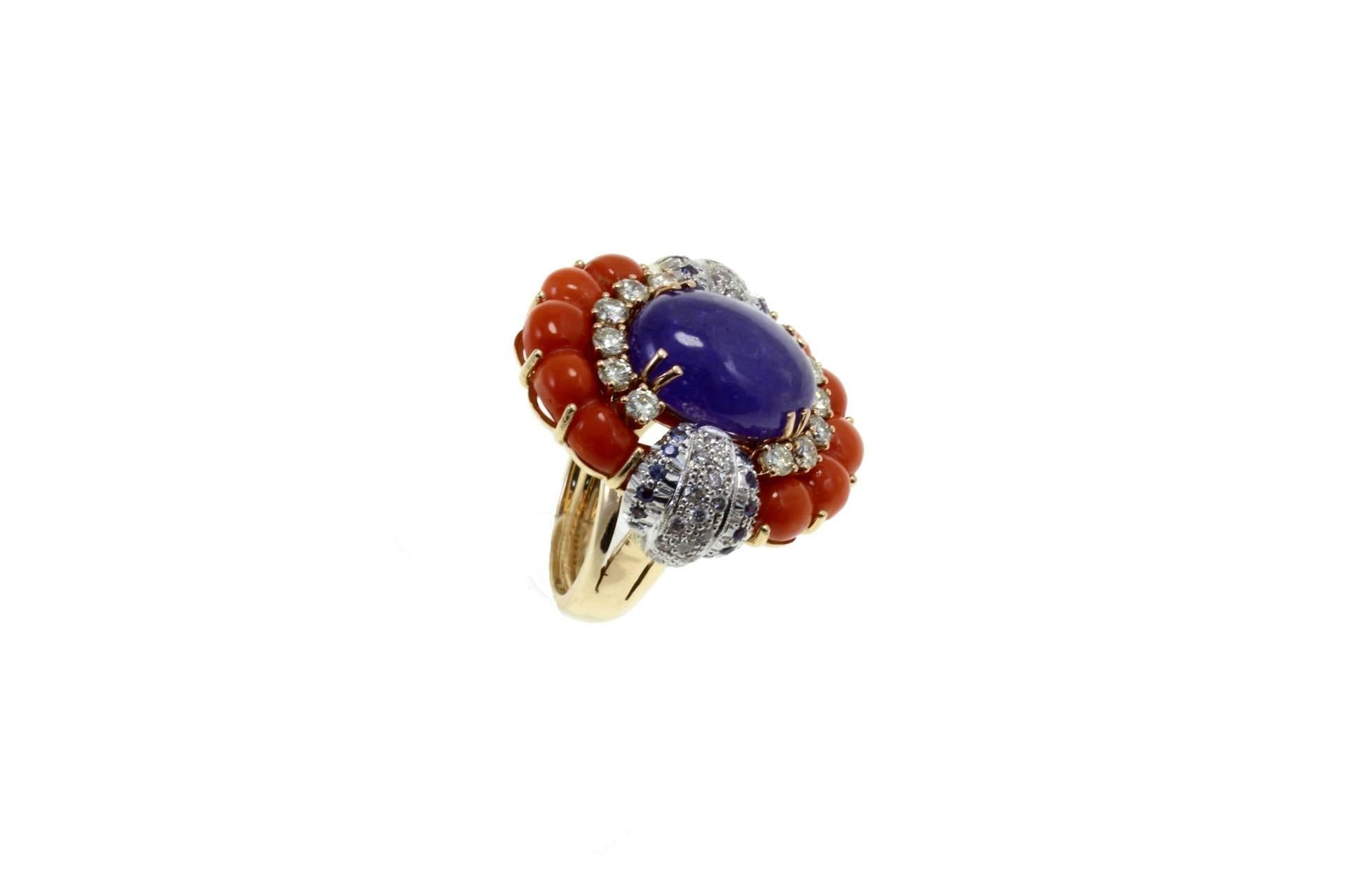 Cocktail ring in 14kt yellow and white gold composed of a central tanzanite surrounded by diamonds and coral embellished with blue sapphire stripes.

diamonds 1.9kt
sapphires 0.48kt
tot weight 20.4gr
r.f.  iegi