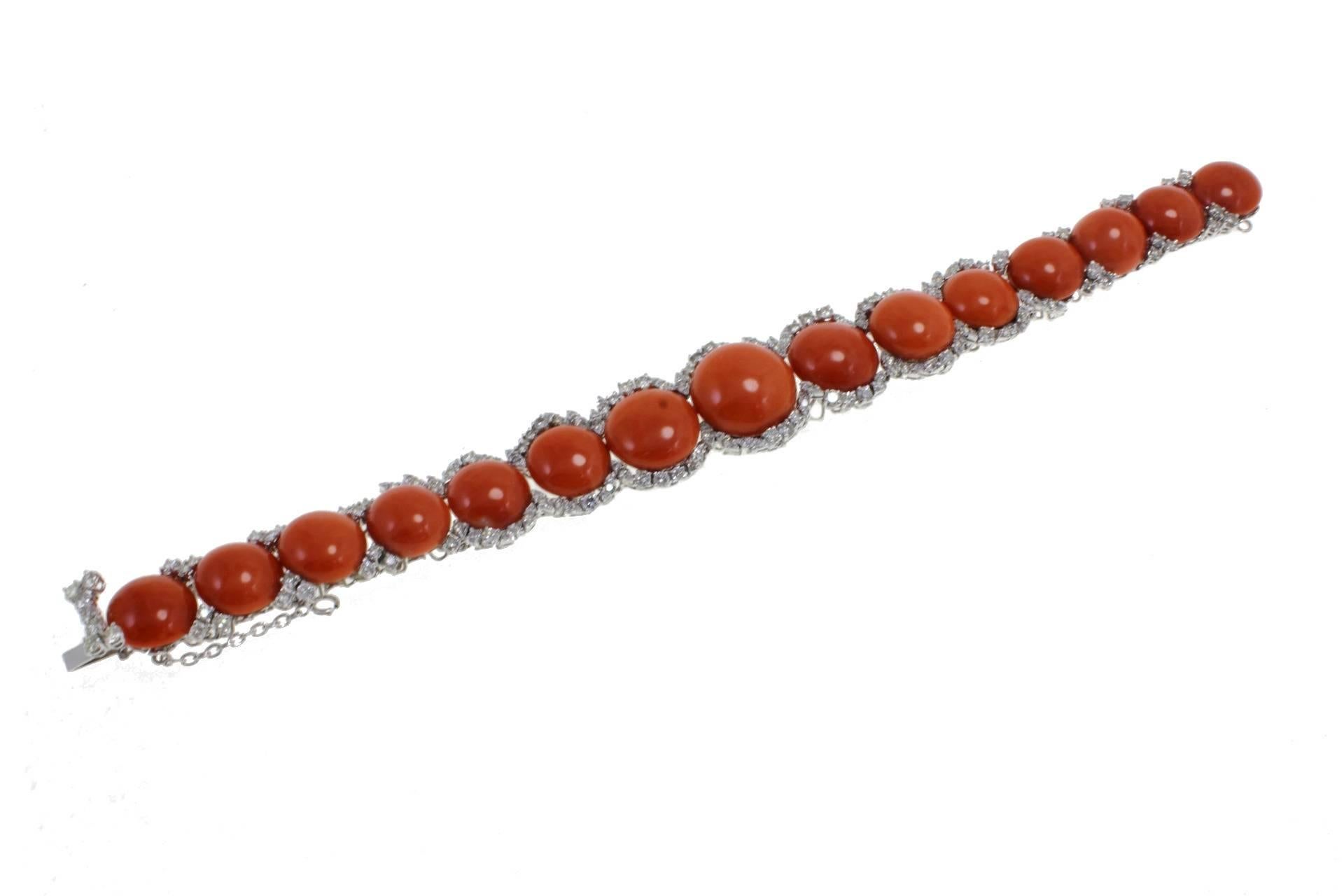 Elegant coral bracelet in 14kt white gold embellished with shiny diamonds.

diamonds 6.13kt
tot weight 57.1gr
r.f. gccgo