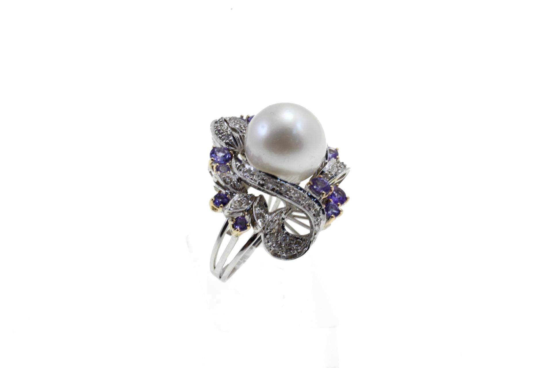 SHIPPING POLICY:
No additional costs will be added to this order.
Shipping costs will be totally covered by the seller (customs duties included).

Cocktail ring realized in 14k rose and white gold mounted with 4 g of central white pearl (4 mm),