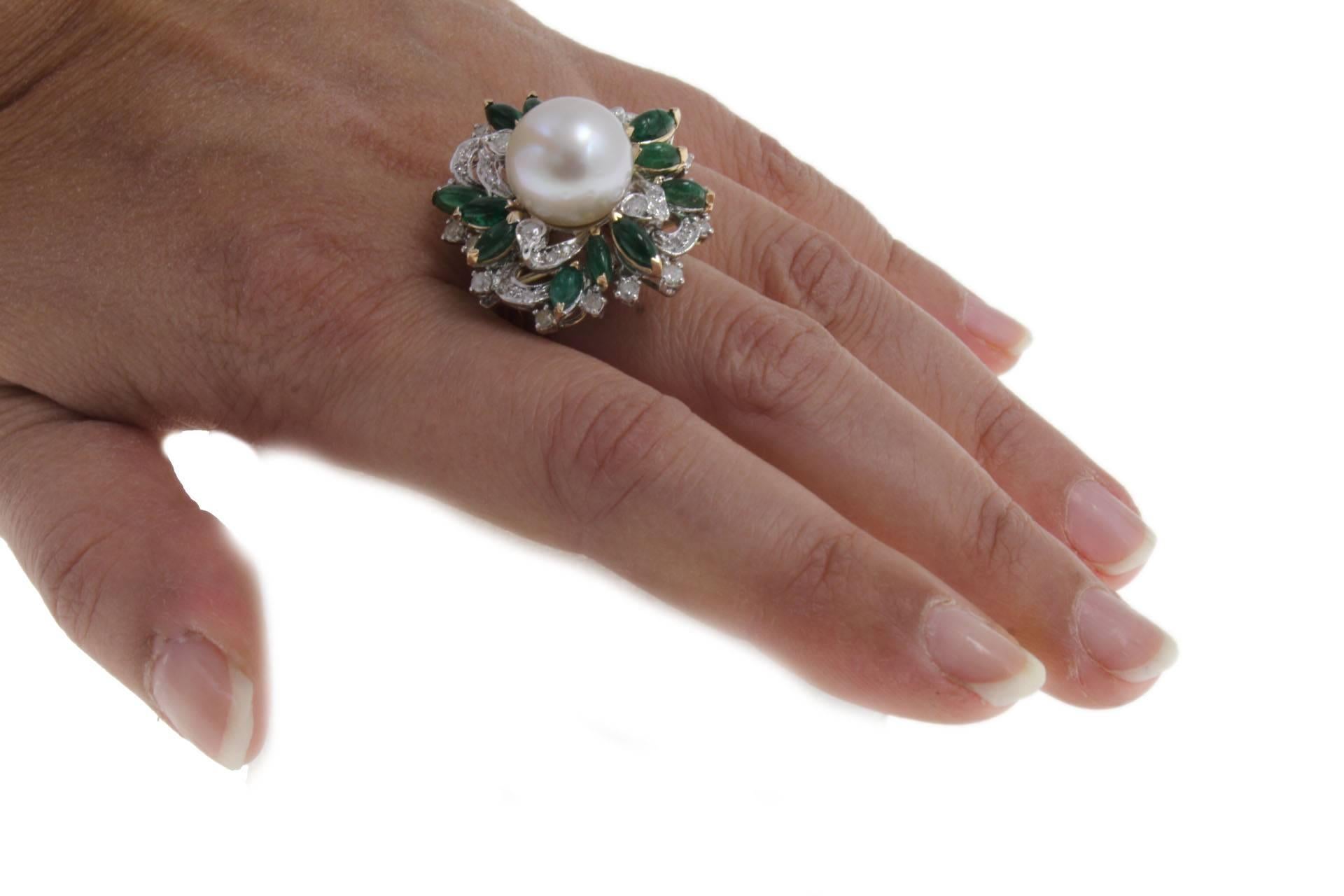 Diamond Emerald Pearl Cluster Gold  Ring In Good Condition In Marcianise, Marcianise (CE)