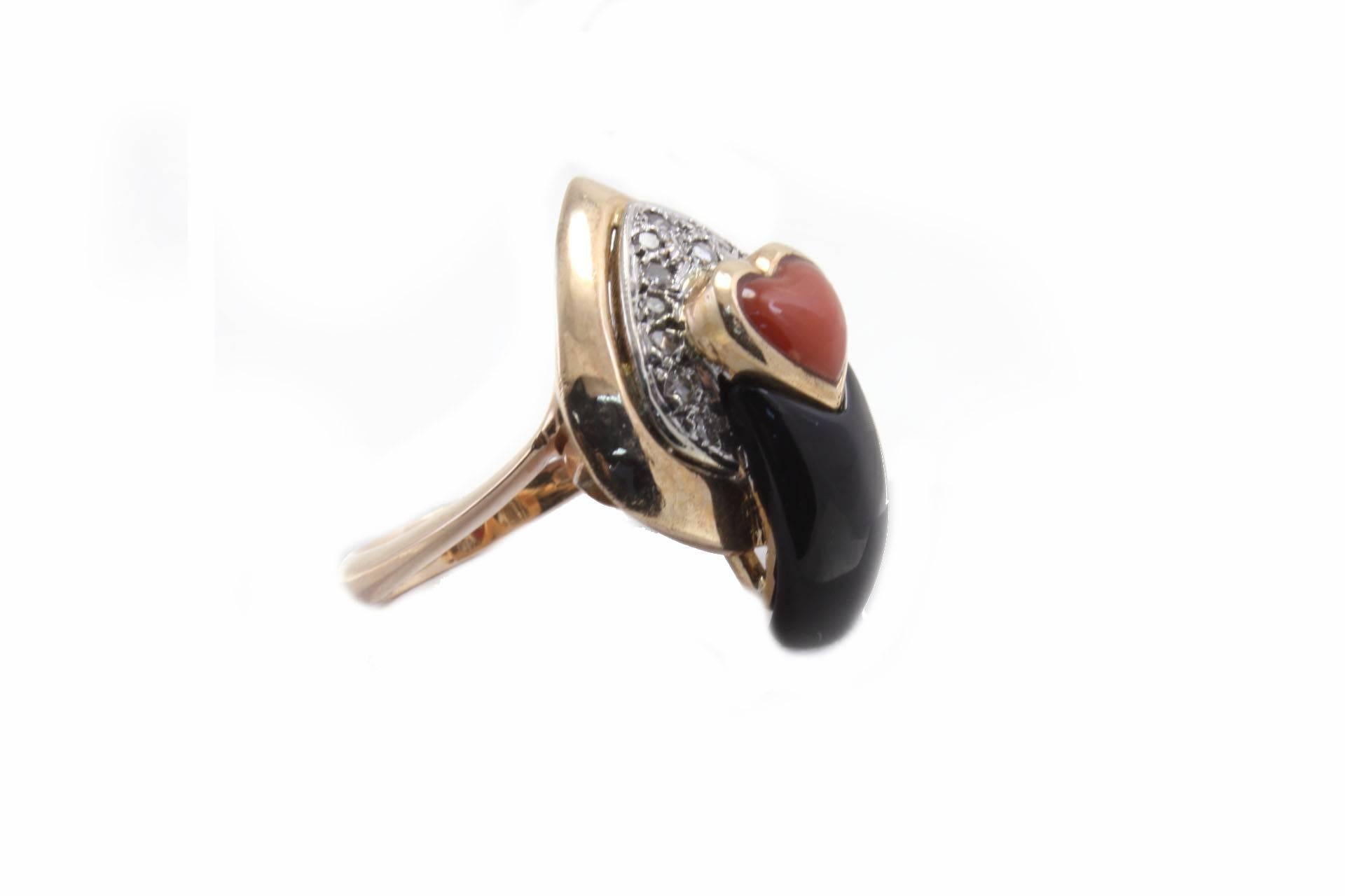 A shiny heart shaped coral surrounded of a spade shape diamond and onyx, all mounted in 14Kt yellow gold.
Ring Size: US 7.5 - ITA 16 - French 56 - UK P

Tot weight 10gr
Diamonds 0.26 Kt
Coral 0.15 gr
Onyx 0.75 gr

Rf.guca