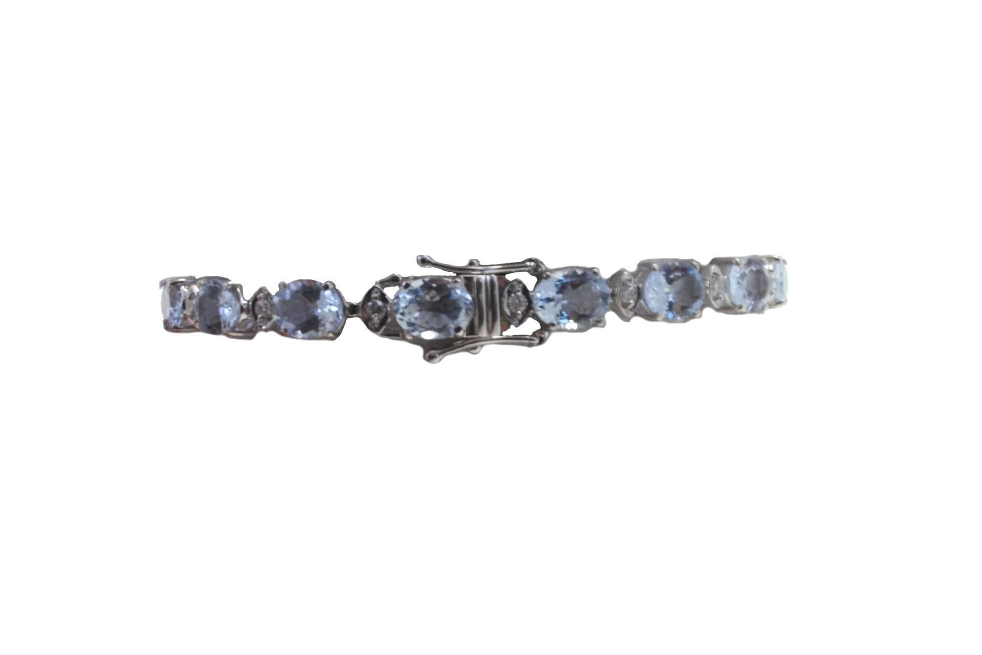 Aquamarine bracelet in 18kt white gold embellished with diamonds every aquamarine gem.

diamonds 0.83kt
tot weight 17.7gr
r.f.  orig