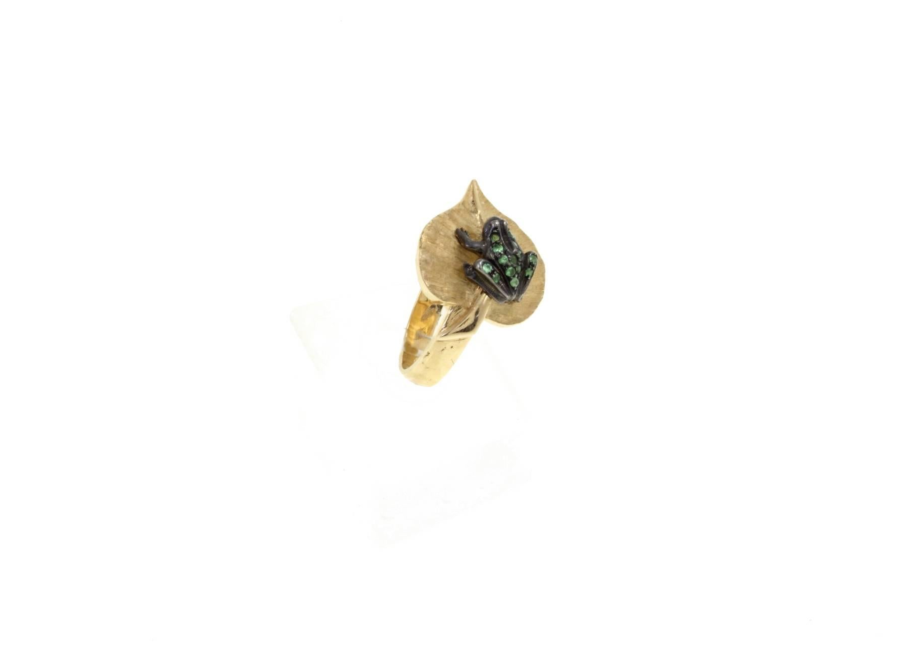 Leaf shaped ring in 9kt yellow gold with a silver frog covered in tsavorite on it.

tot weight 5.0gr
r.f.  gfgr