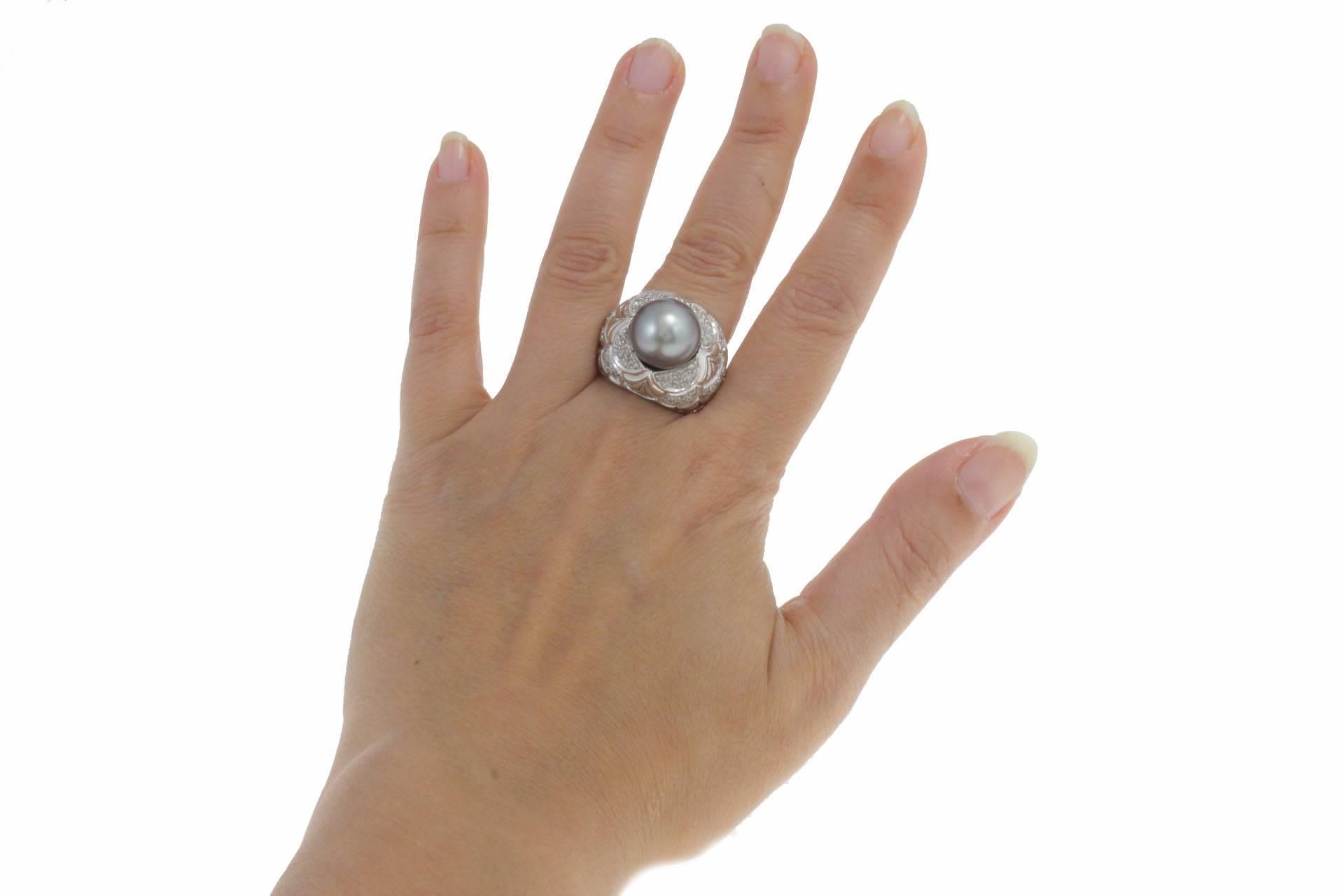 Grey Pearl, Diamonds, 14 Karat White Gold Cluster Ring. In Good Condition For Sale In Marcianise, Marcianise (CE)