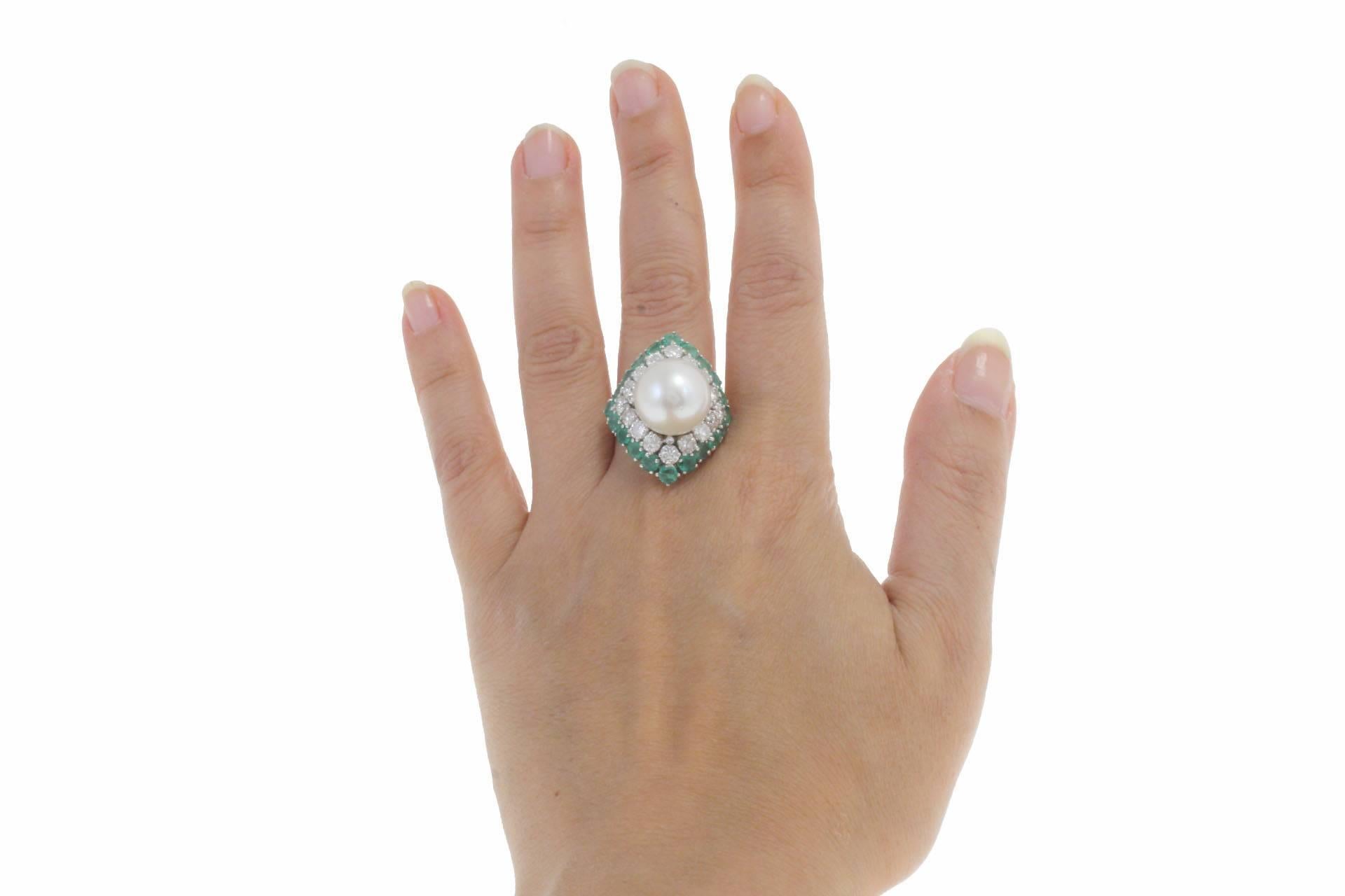 3.50 g Australian Pearl, 2.95 ct  Emeralds, 2.05 Diamonds White Gold Ring In Good Condition In Marcianise, Marcianise (CE)