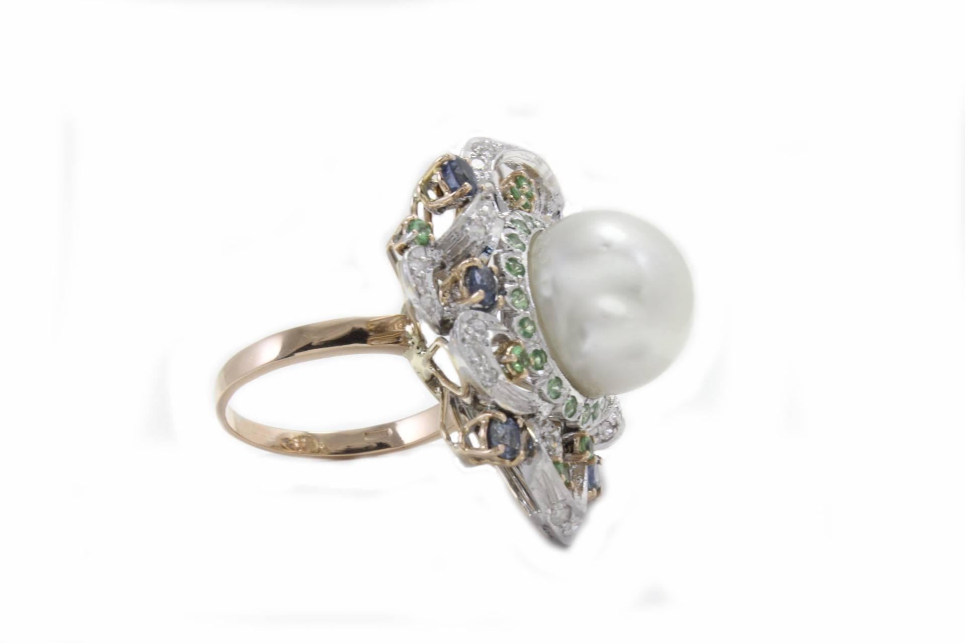 Charming fashion ring, mounted in 14Kt white gold, with details in 14 Kt yellow gold the cluster of tsavorite, diamonds and blue sapphires are surrounding a natural pearl.
Ring Size: Ita 18 - French 58 - US 8 - UK Q
Tot weight 17 gr
Diamonds0.63