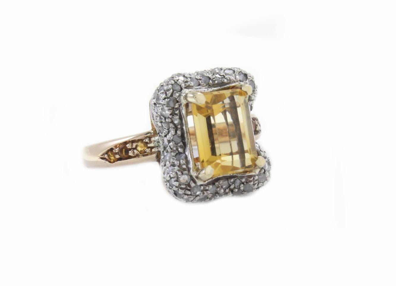 

Charming fashion  ring, mounted in 14 Kt gold and silver,Its rectangular shape is adorned of a central topaz with a frame of diamonds.
Ring Size: ITA 15.5 - 55.50 - US 7 - UK O
Tot weight 7.8 gr
Diamonds 0.70 Kt
Topaz 2.26 Kt
Ref coo 
For any