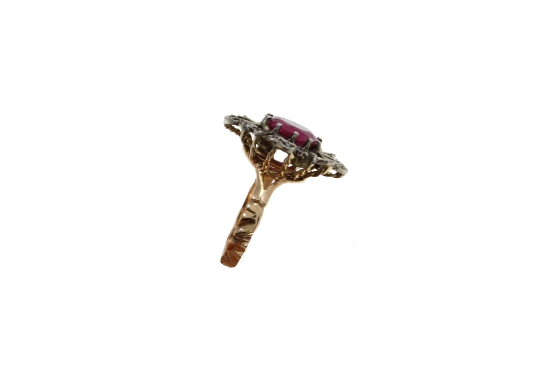 Ruby ring in 9kt yellow gold and silver.embellished with diamonds.

diamonds 0.12kt
ruby 2.80kt
tot weight 4.2gr
r.f.  hei