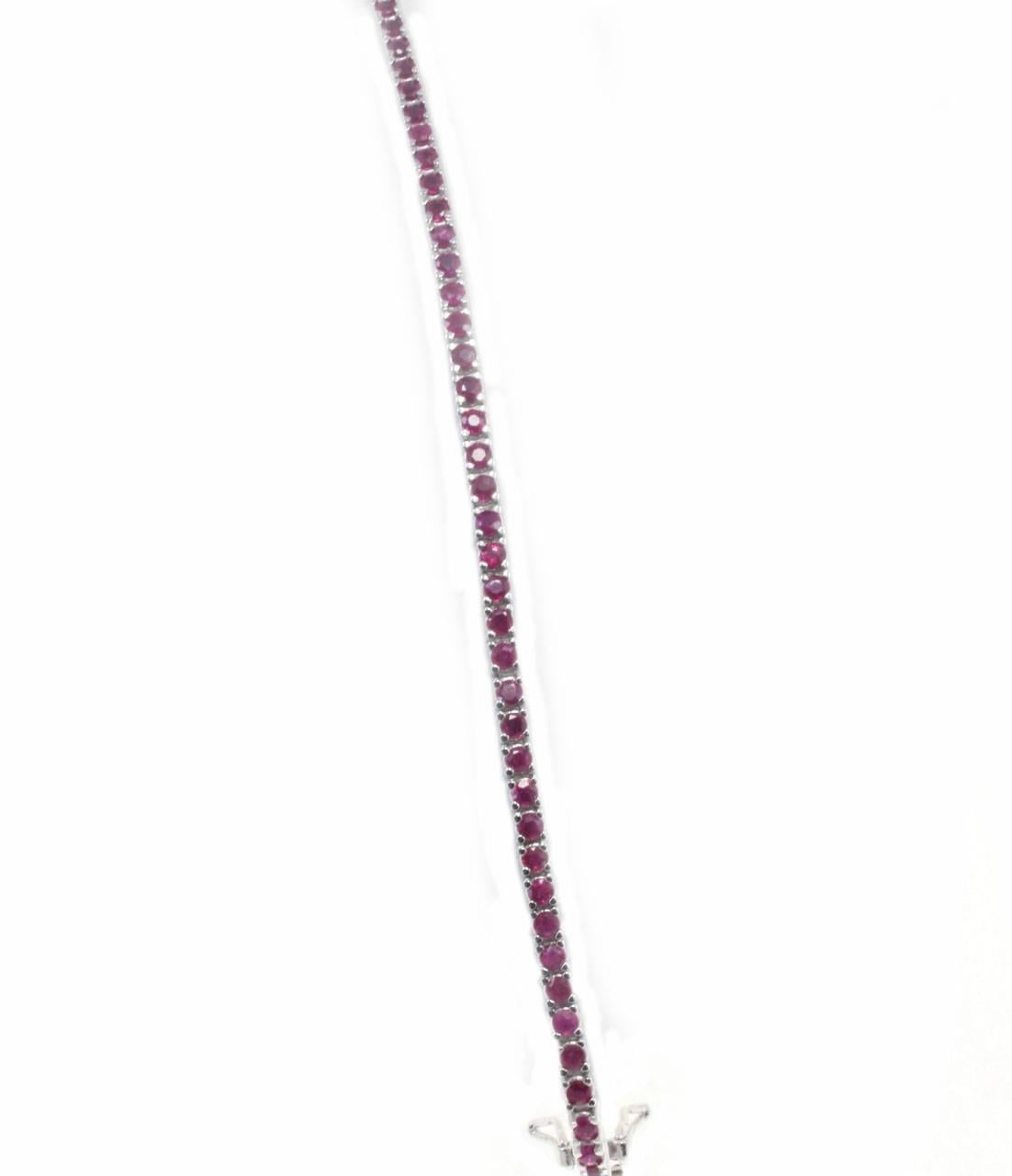 Classic and charming tennis bracelet mounted in 14Kt white gold, with a single strand of rubies.
Tot weight 9.6 gr
Rubies 3.84 Kt

Rf.gcau