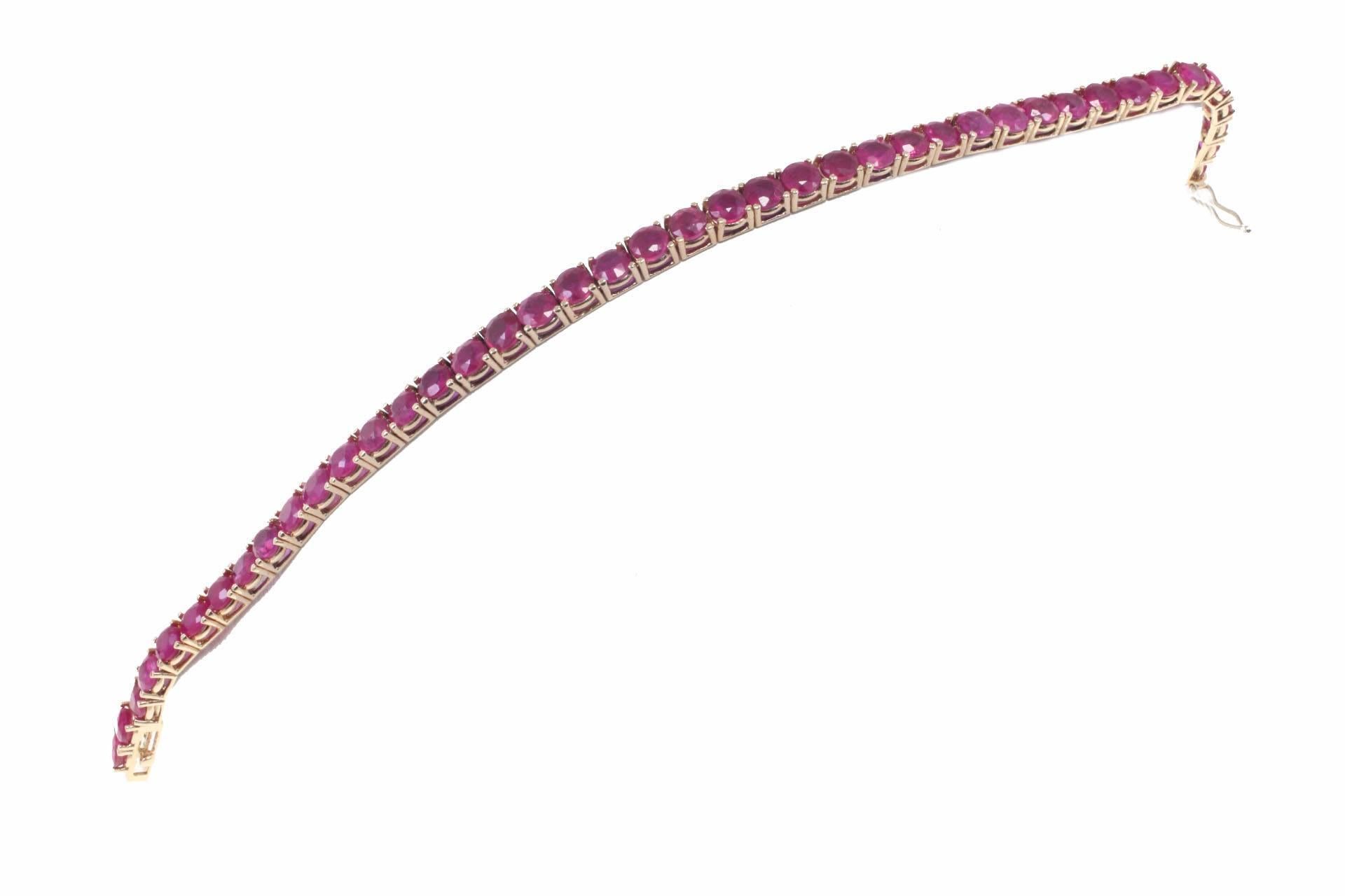 Classic and charming tennis bracelet mounted in 14Kt yellow gold, with a single strand of rubies.
Tot weight 14.2 gr
Rubies 14.89 Kt

Rf.uuig