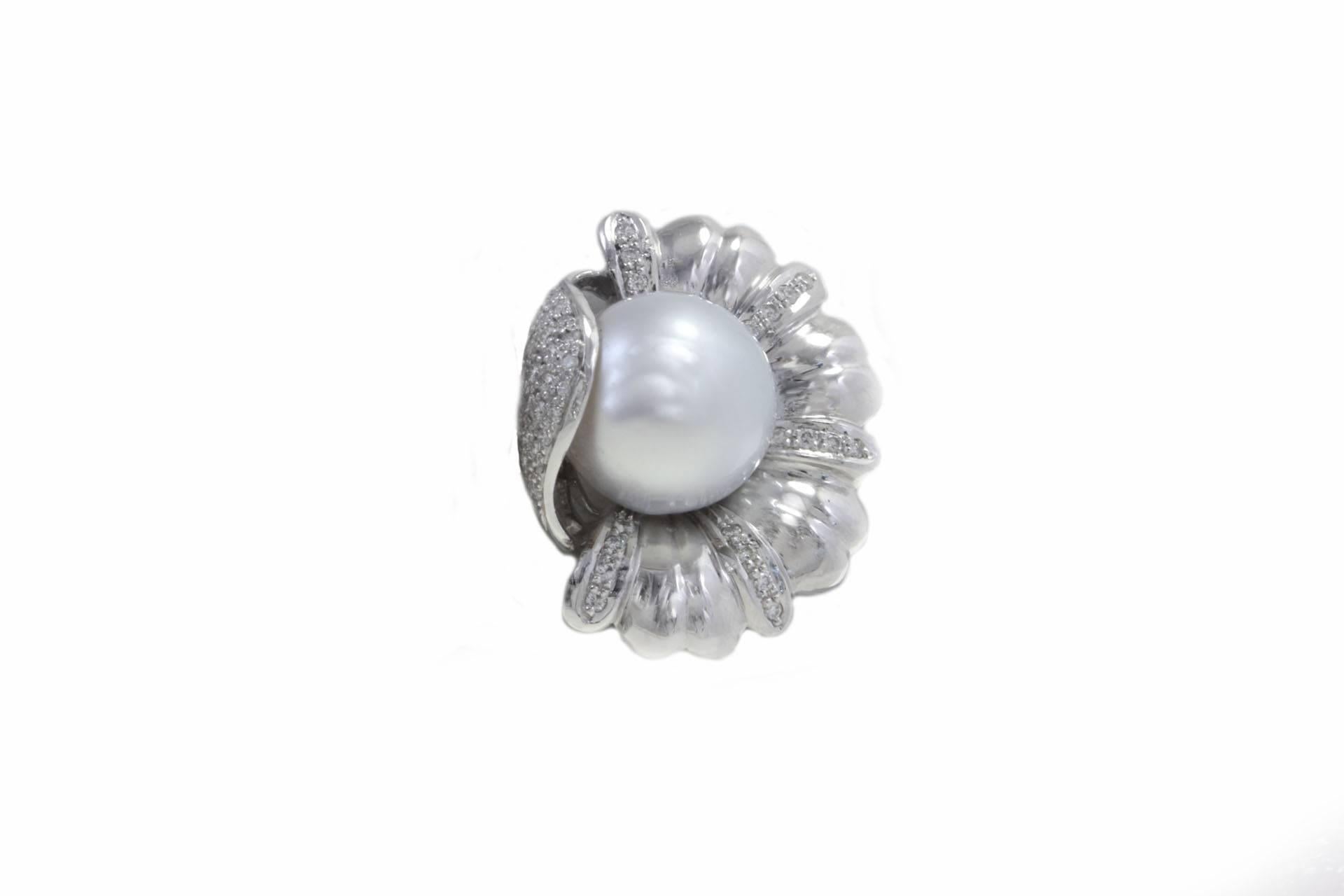 Shiny platinum earrings embellished with diamonds and a central pearl of 14mm/0.55inch

diamonds 1.13kt 
tot weight 38.6gr
r.f.  gugaa