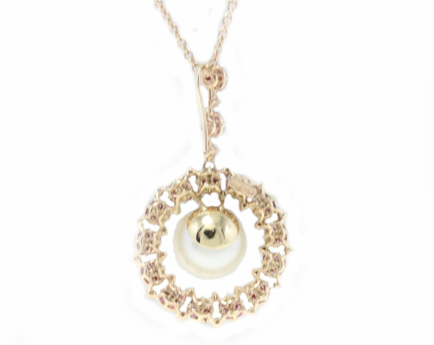 Charming and fashion necklace with a pendant composed of a circle of rubies and diamonds, in the middle of it an Australian pearl. All is mounted in 14Kt rose gold. Chain run with the pendant.
Tot weigth 14.7 gr
Diamonds 0.89
Rubies 4.13 Kt
Pearl