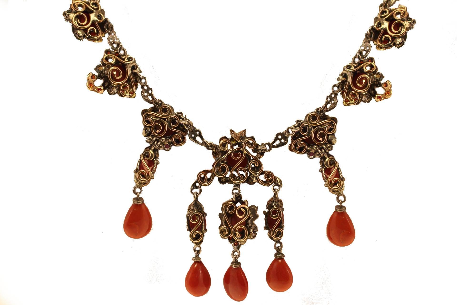 Rétro Collier en or rose/argenté avec diamants, saphirs, rubis, émeraudes, corail et gouttes en vente