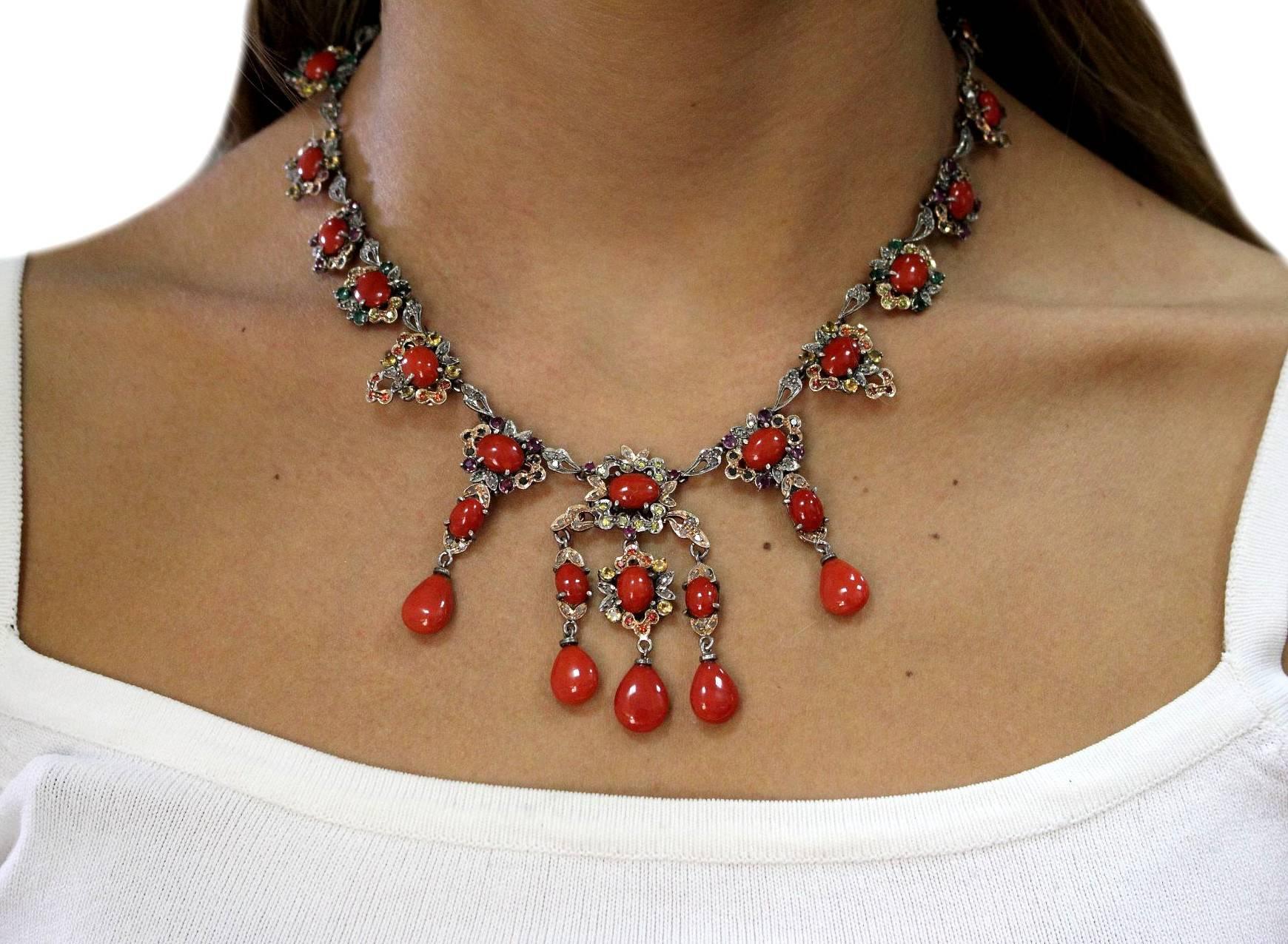 Collier en or rose/argenté avec diamants, saphirs, rubis, émeraudes, corail et gouttes Bon état - En vente à Marcianise, Marcianise (CE)