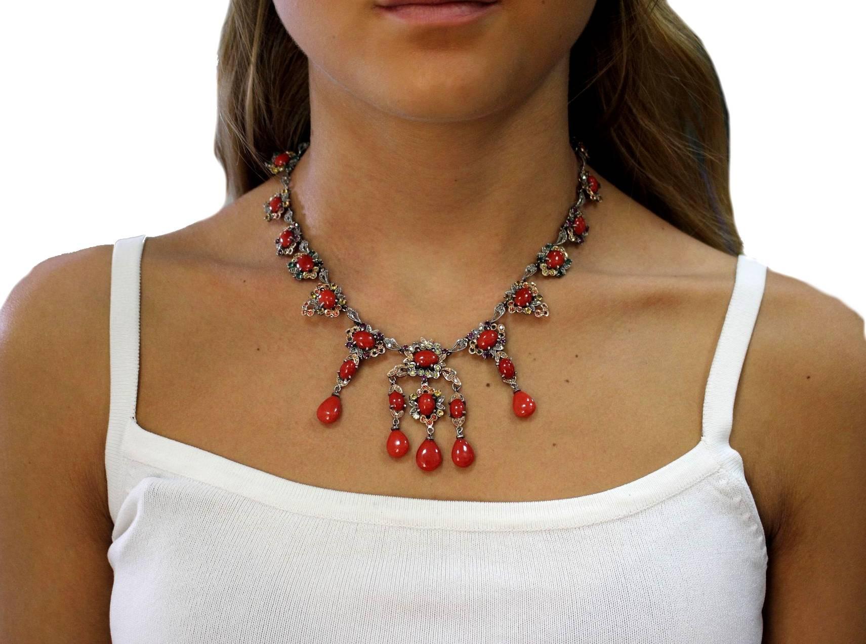 Taille ronde Collier en or rose/argenté avec diamants, saphirs, rubis, émeraudes, corail et gouttes en vente