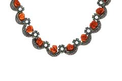 Collier en argent et or avec petites perles, fleurs en corail rouge, émeraudes, diamants