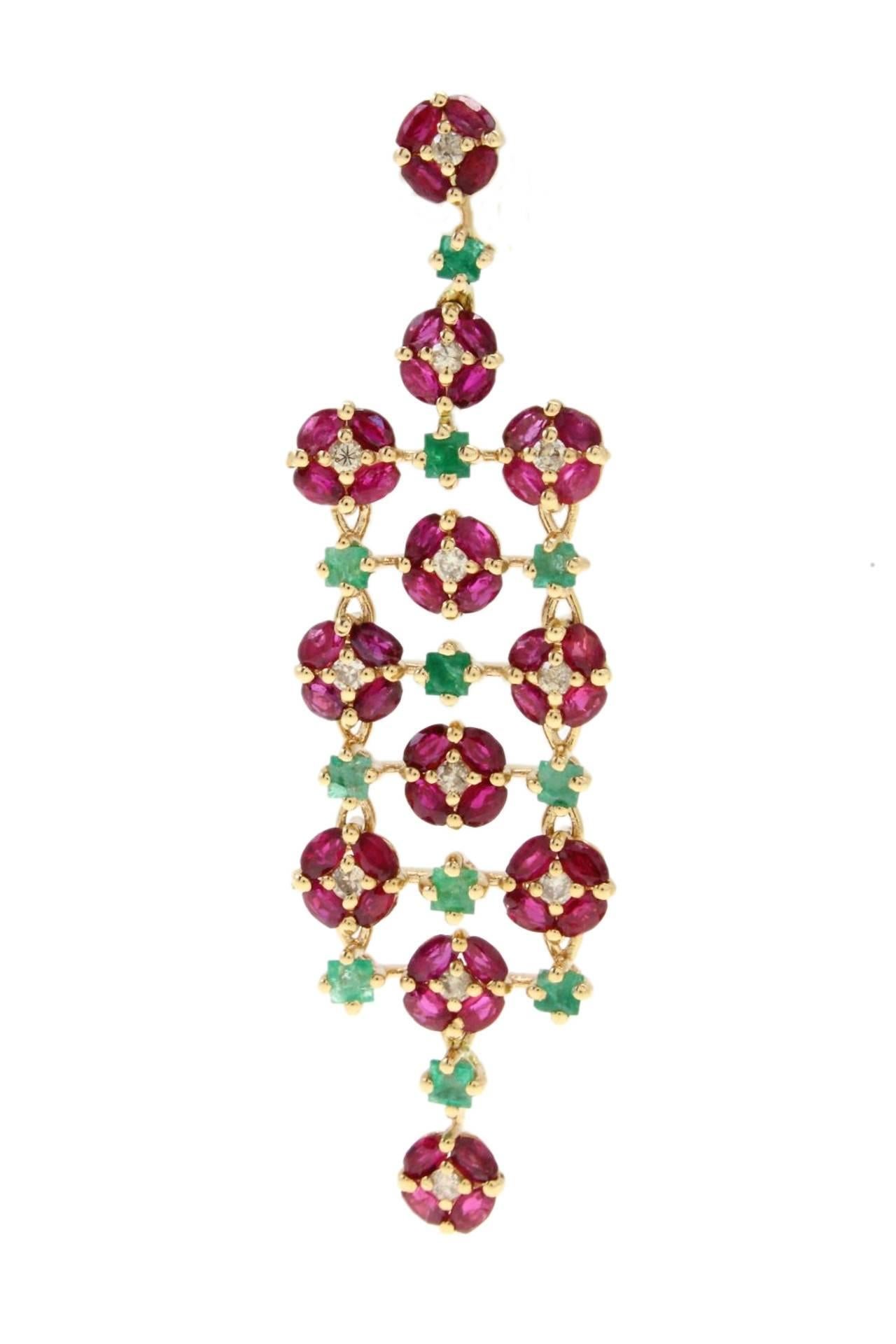 Lustrous earrings in 14Kt yellow gold simply composed of rubies, emeralds and shiny diamonds. 

Tot weight 11.9 gr
R.f. 537192