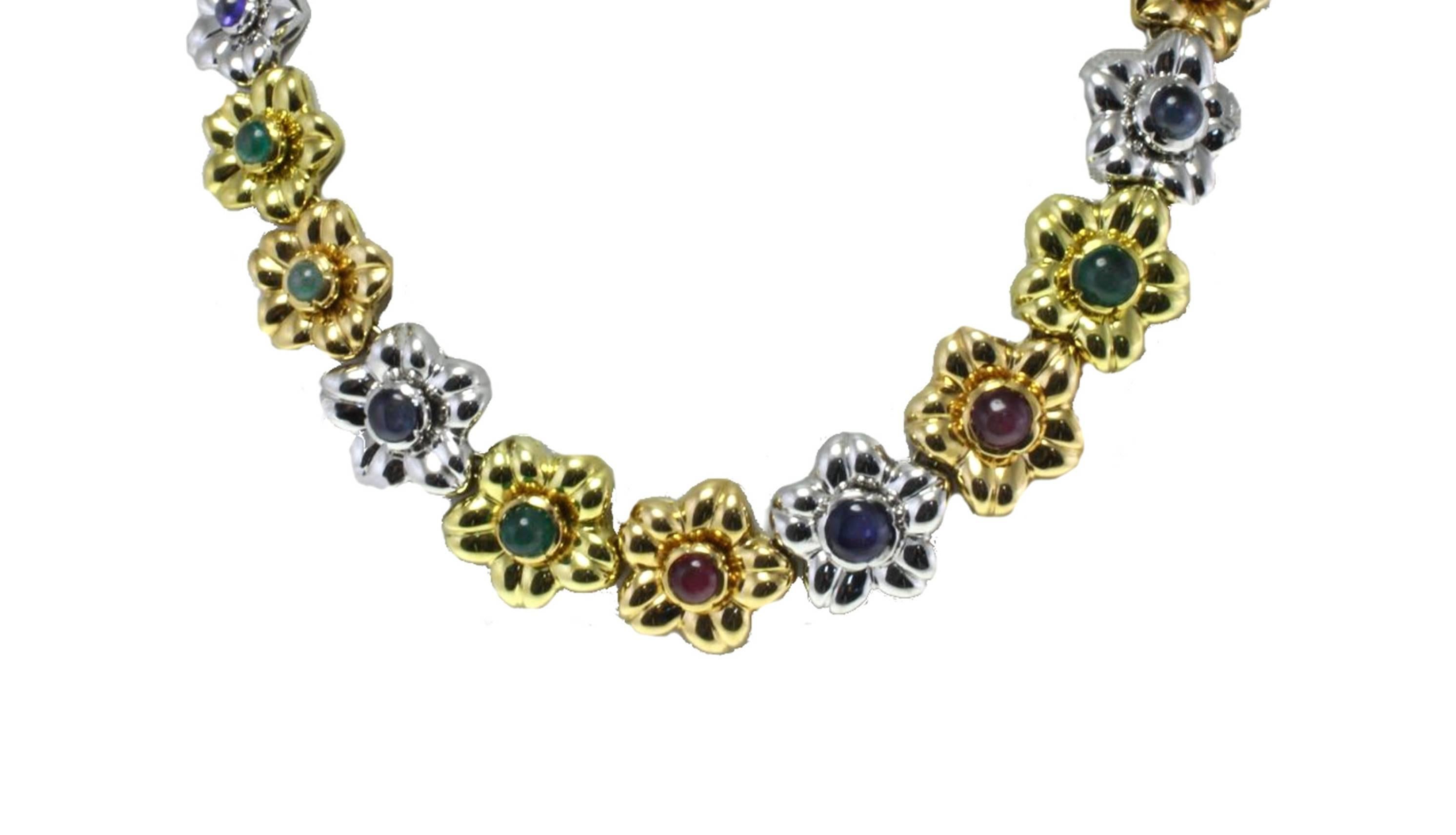 Collier Elegant alternant des fleurs en or 18kt 126.1rose, jaune et blanc. Agrémenté de saphirs, d'émeraudes et de rubis naturels. 
poids total 126.1gr
r.f.   uroir


Pour toute demande de renseignements, veuillez contacter le vendeur par le biais