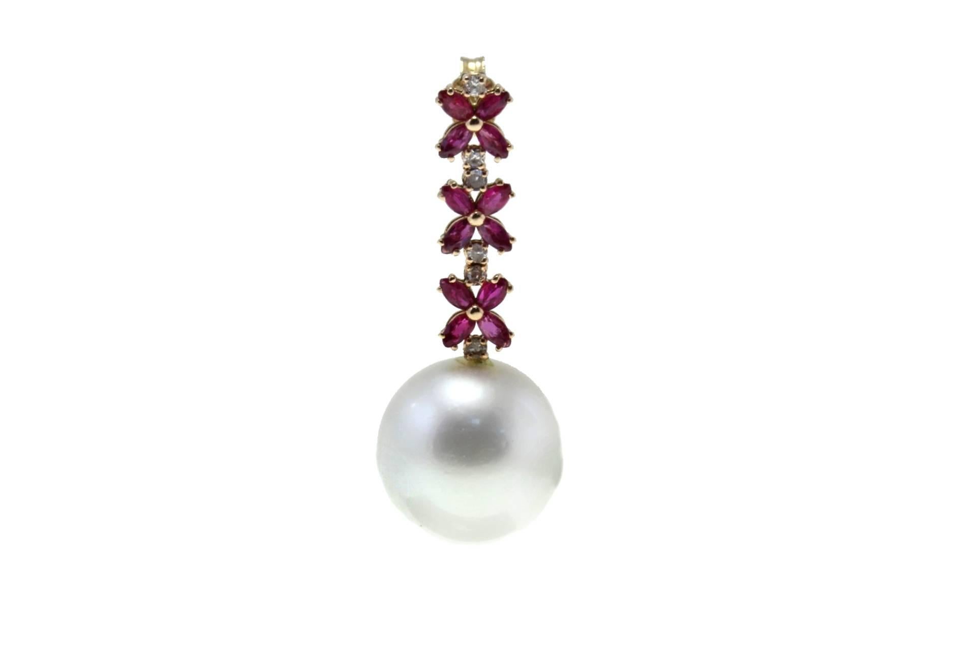 australian Pearl dangle earrings in 14kt rose  gold embellished with a stripe alterning diamonds and rubies flowers.

pearl: 14mm/ 0.55inch
tot weight 11.4gr
r.f.  grro