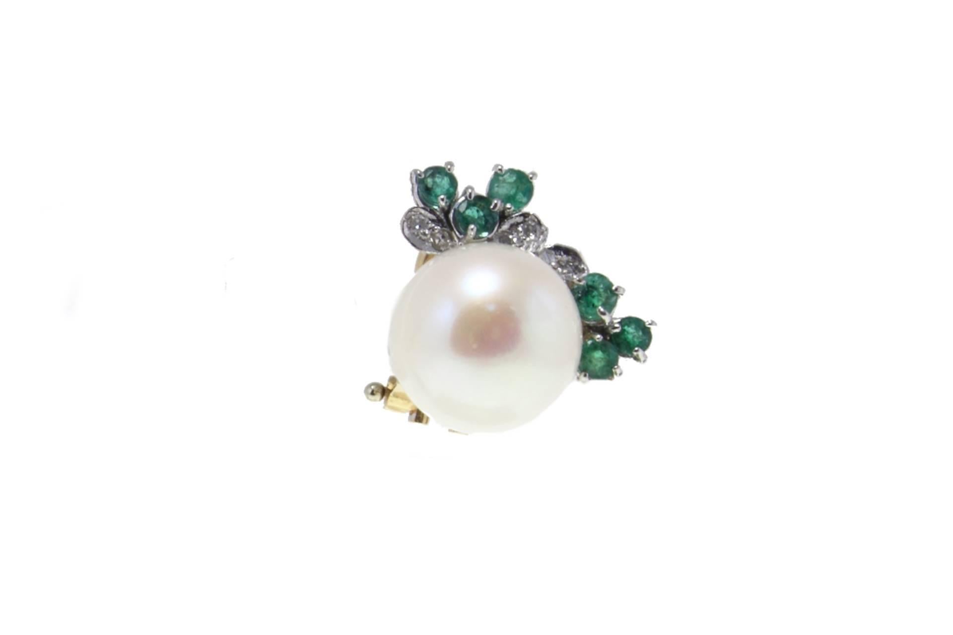 Pearl earrings in 14kt yellow and white gold embellished with a crown of diamonds and emeralds.

pearls:  11mm/  0.43inch
tot weight 8.4gr
r.f.  ghia