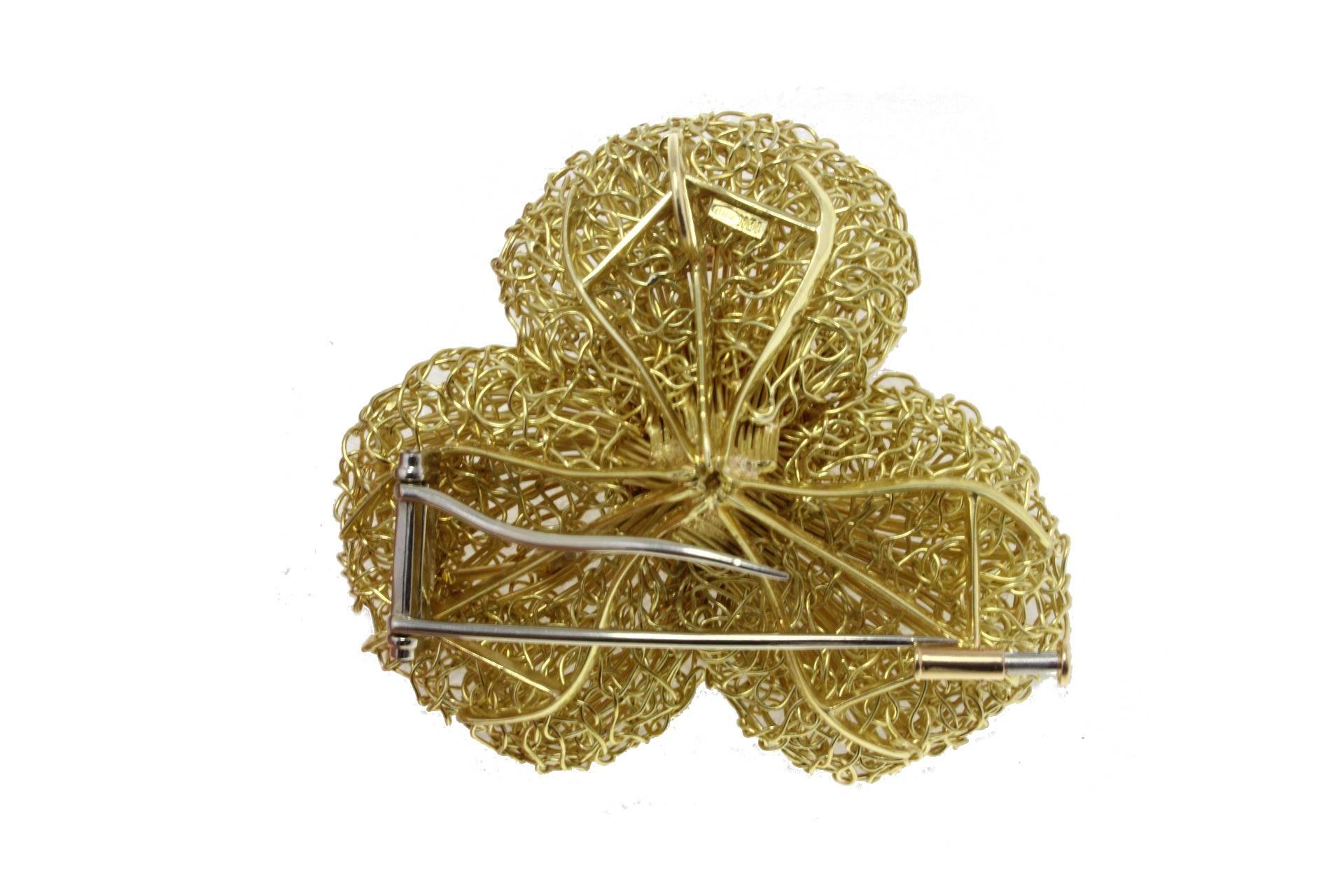 Rétro Broche fleur en or jaune 18 carats, diamants blancs et corail rouge de forme ovale en vente