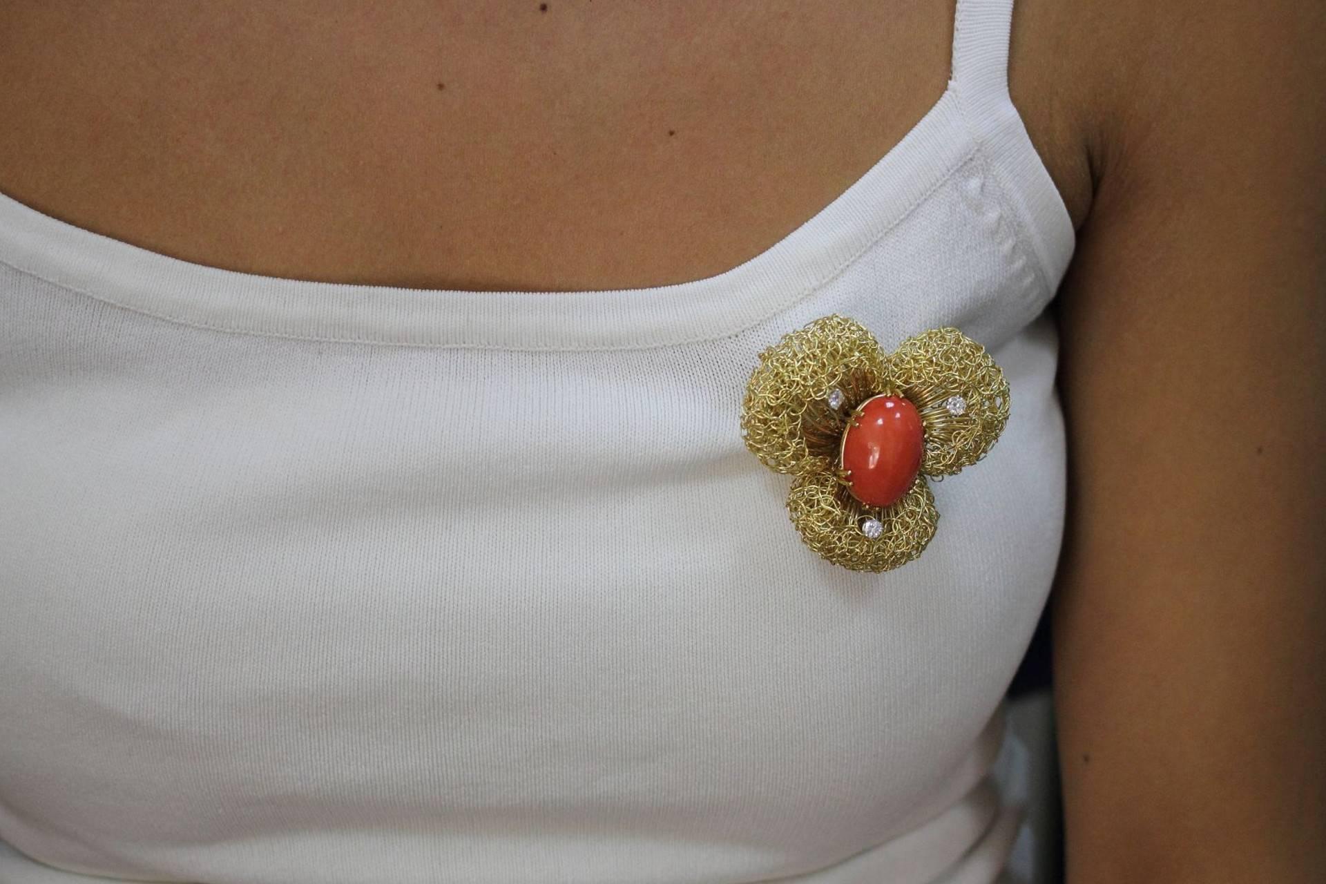 Weiße Diamanten, ovale Form rote Koralle, 18K Gelbgold Blume Design Brosche im Zustand „Gut“ im Angebot in Marcianise, Marcianise (CE)
