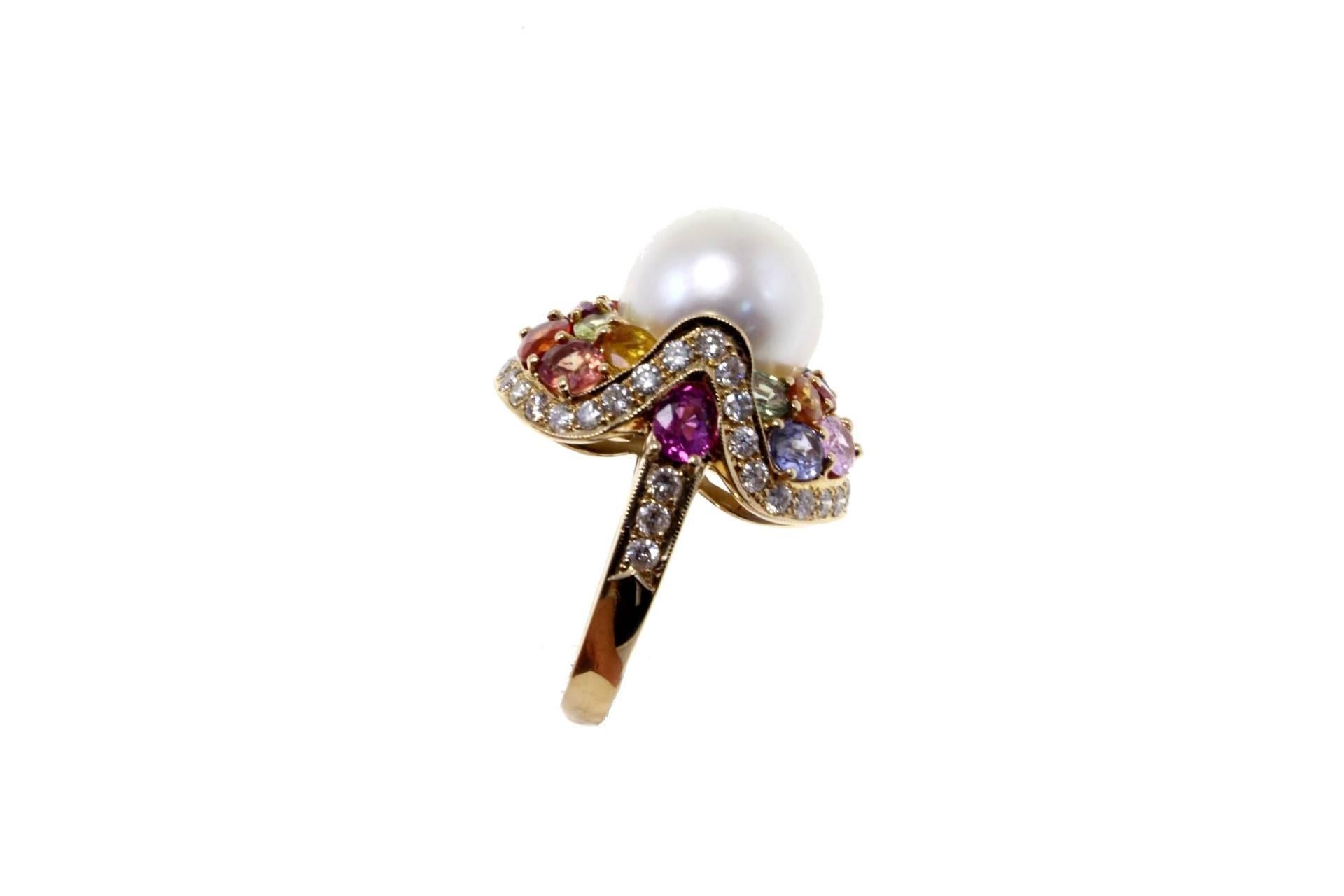 Cocktail ring in 14kt rose  gold composed of a central Australian pearl (14mm) surrounded by multi-colour sapphires and diamonds.

tot weight 14.8gr
r.f.  ooei