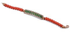 Armband aus Smaragden, Diamanten, Korallen, Roségold und Silber.