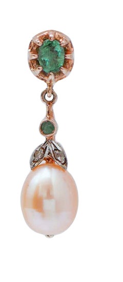 Pendientes de perlas, esmeraldas, diamantes, oro rosa y plata.