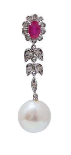 Boucles d'oreilles en or blanc avec perles de 11.5 mm, rubis et diamants.