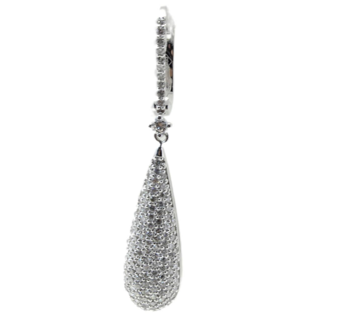 Sparkling dangle earrings composed of a strand of diamonds that is linked with a drop of diamonds. All is mounted in 14K white gold.
Tot weight 7.4 g both earrings; single one 3.7 g
Diamonds 2.14 ct color g vs

Rf. oafi