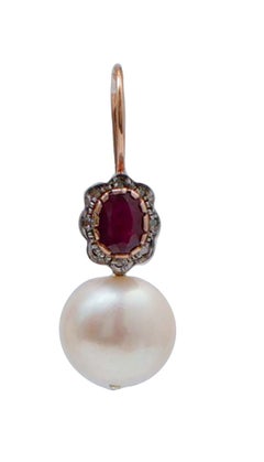 Orecchini con perle da 12 e 5 mm, rubini, diamanti, in oro rosa e argento.