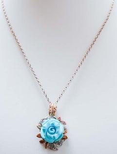Colgante de turquesa, rubíes, diamantes, oro rosa y plata.