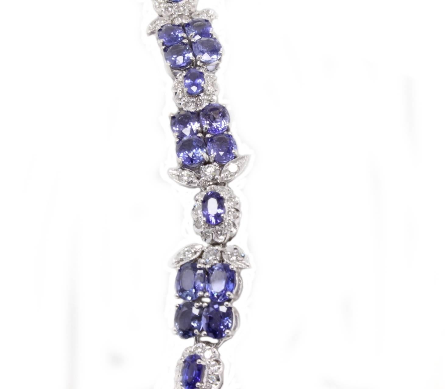 Sparkling link bracelet in 14K white gold mounted with 2.94 ct of white diamonds and with 28.38 ct of blue sapphires, composing a charming design.
Diamonds 2.94 ct
Blue Sapphires 28.38 ct
Tot weight 24.50 g
R.F + ggree

For any inquiries, please