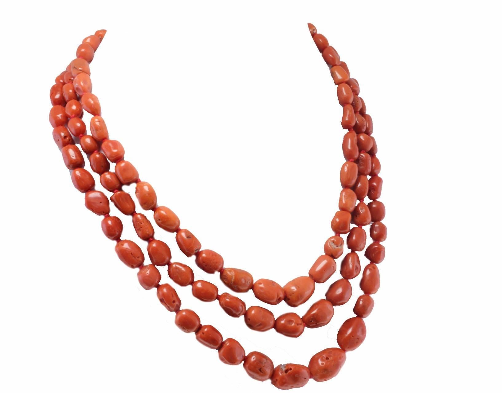 Fascinating 3 strands barrel shaped coral necklace with a clasp composed of diamonds encrusted on a base in 14 white gold and silver with 3 central garnet.
Diamonds 0.09 ct
Garnet 2.8
Coral 146.7 g

Rf. faca