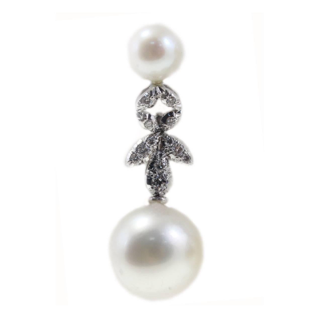 Fascinating dangle earrings, made with a unique design in 14K white gold, on them encrusted shiny diamonds linking the 2 pearls, one on top and one on bottom of them.
Tot weight 9.4 g both earrings, 4.7 g single one
Diamonds 0.33 ct
Pearls 6.10 g,