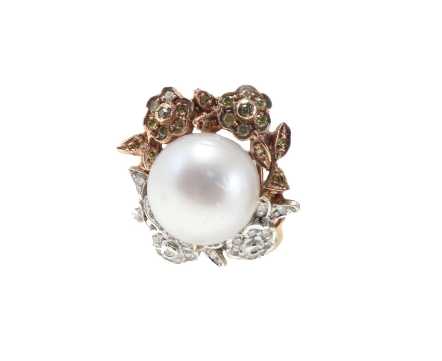 Charming stud earrings composed of diamonds and fancy diamonds that surround a central australian  pearl, all is mounted in 14 K rose gold and 14 K white gold.

Tot weight 14 g both earrings, single one 7 g
Diamonds 0.91 ct
Pearl 4.70 g, diameter