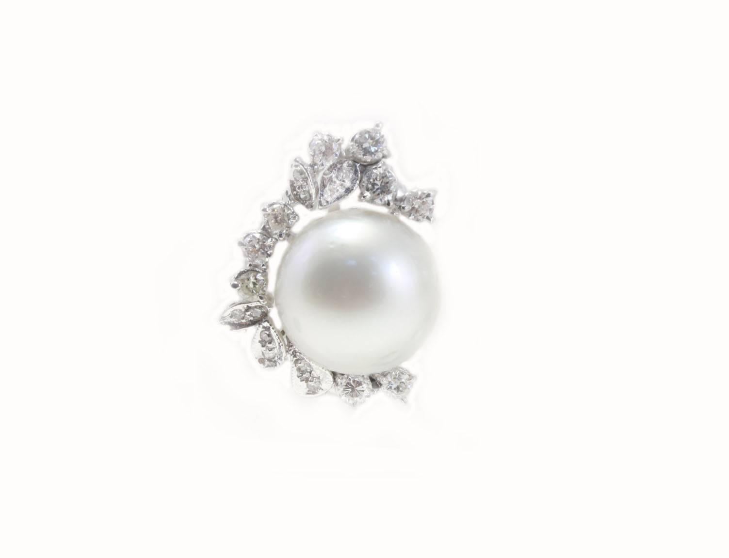 Charming stud earrings composed of diamonds that surround a central pearl, all is mounted in 14 K white gold.
Tot weight 9 g both earrings, 4.5 g single one.
Diamonds 1.00 ct
Pearl 4.40 g , diameter 11/12 mm

Rf. ugga