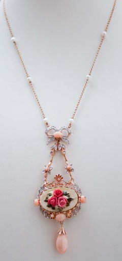 Halskette mit Anhänger aus Stein, Koralle, Diamanten, Roségold und Silber.