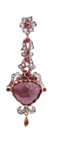 Ohrringe aus Rubin, Diamanten, Roségold und Silber.