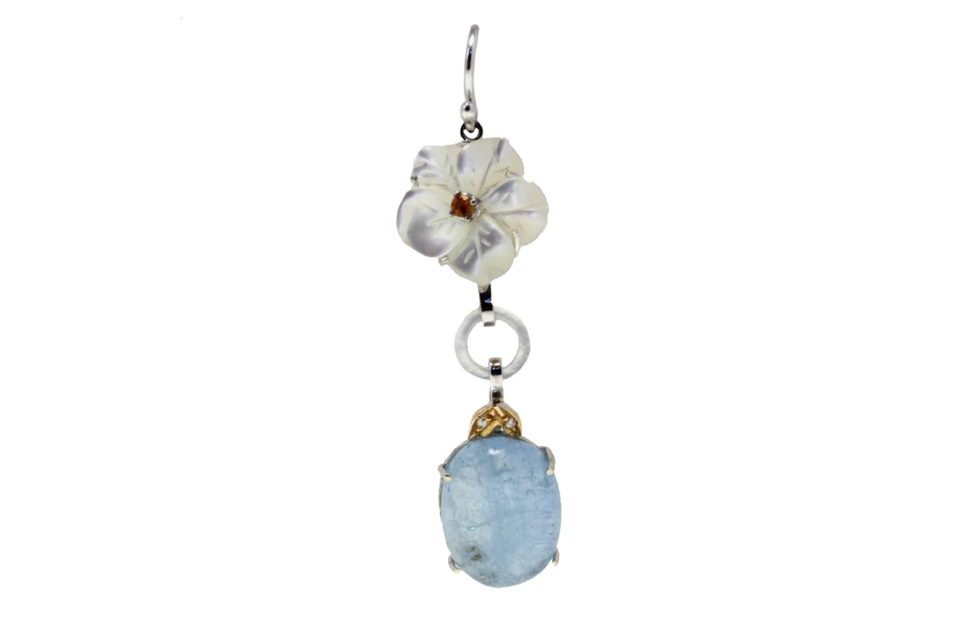 SHIPPING POLICY: 
No additional costs will be added to this order. 
Shipping costs will be totally covered by the seller (customs duties included).

Dangle earrings in 14kt white and yellow gold composed of a white stone flower with a central topaz