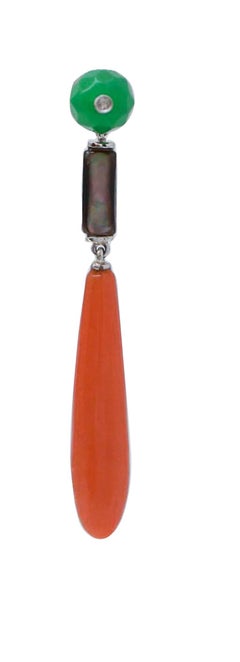 Boucles d'oreilles en pierre noire, jade, corail, diamants et platine.