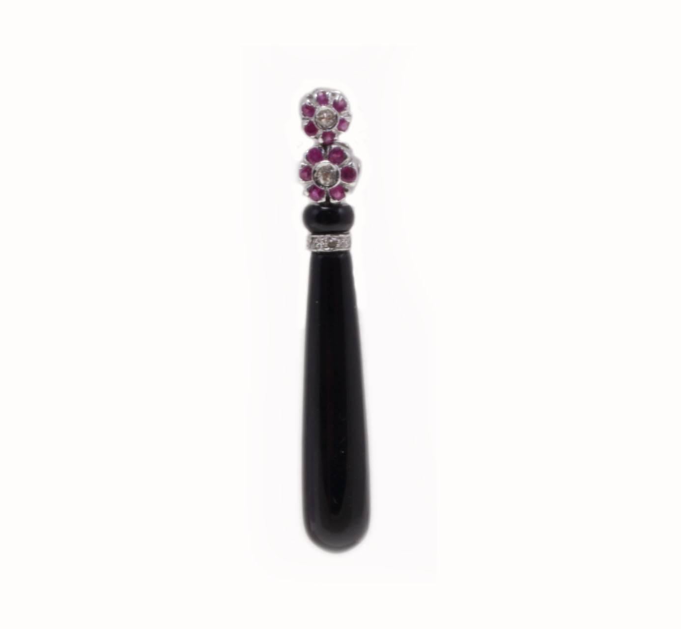 Charming drop earrings composed of little flowers of diamonds and rubies on top of a drop of onyx, all is settled in 14K white gold.
Tot weight both earrings 6.2 g, single one 3.1 g
Diamonds 0.25 ct
Rubies 0.55 ct
Onyx 4.20 g

Rf. eia