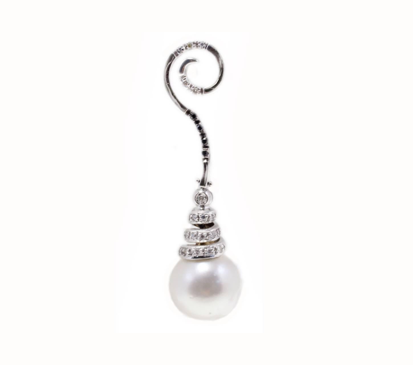 Charming drop earrings composed of single Australian  pearl on the bottom of a spiral design 14K white gold encrusted of diamonds.
Tot weight both earrings 12.2 g, single one 6.1 g
Diamonds 0.47 ct
Pearls 5.90 g, diameter 12/13 mm

Rf. grer